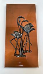 Twee zilverkleurige vogels op bruin metalen plaat., Ophalen of Verzenden