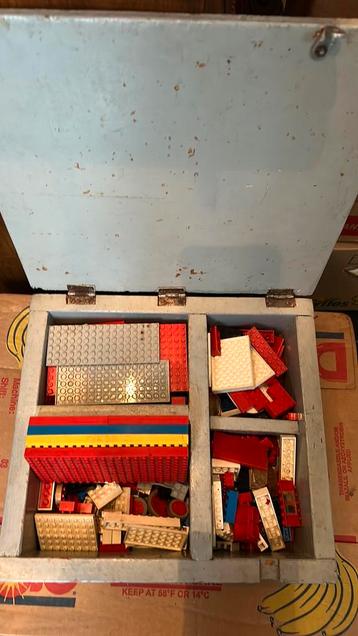 Bak met oude LEGO beschikbaar voor biedingen