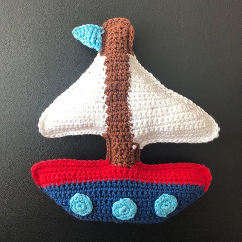Gehaakt zeilbootje, Kinderen en Baby's, Speelgoed | Knuffels en Pluche, Nieuw, Overige typen, Verzenden