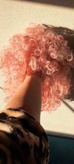 Roze Pruik met Krullen - Feestelijk!, Maat 38/40 (M), Carnaval, Ophalen of Verzenden, Zo goed als nieuw