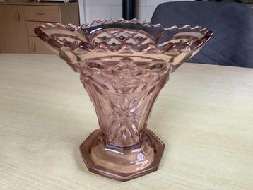 Grote glazen zalm kleurige vaas. Puntgaaf. 18 cm hoog beschikbaar voor biedingen