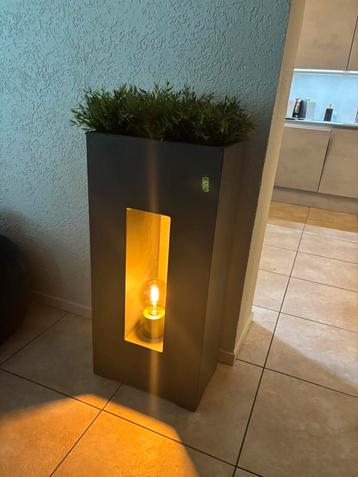 Mooie zuilbloembak met lampje en kunstplantjes. beschikbaar voor biedingen