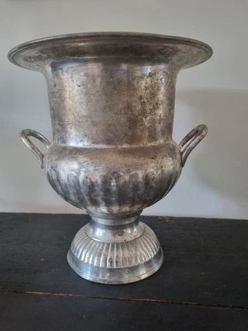 Oude champagne koeler
€ 15 ! beschikbaar voor biedingen