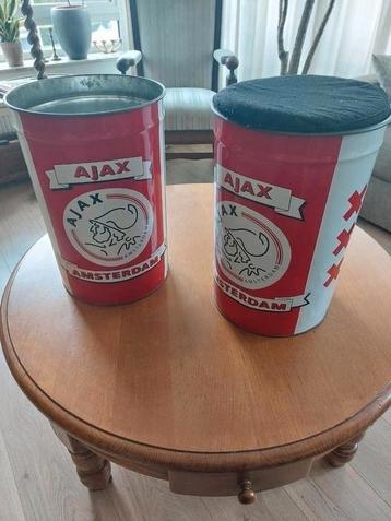 2 AJAX grote bussen/poefen beschikbaar voor biedingen