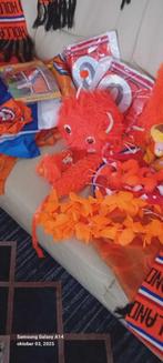 Verhuisdoos vol oranje spullen., Verzamelen, Ophalen, Zo goed als nieuw