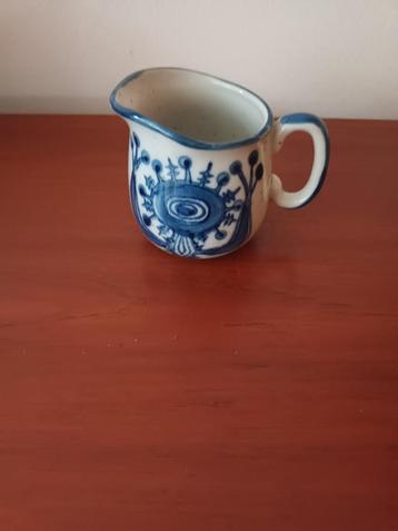 Kannetje met blauw bloemendesign/ Duits? beschikbaar voor biedingen