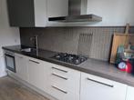Mooie witte keuken met groene bovenkasten. Incl. apparatuur, Huis en Inrichting, Keuken | Complete keukens, Ophalen, Gebruikt