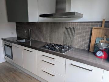 Mooie witte keuken met groene bovenkasten. Excl. afzuigkap. beschikbaar voor biedingen