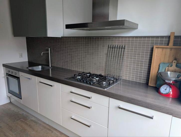Mooie witte keuken met groene bovenkasten. Incl. apparatuur, Huis en Inrichting, Keuken | Complete keukens, Gebruikt, Enkelwandige keuken