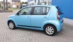 Daihatsu Sirion 2 1.3-16V Prestige automaat, Auto's, Daihatsu, Stof, Gebruikt, 4 cilinders, Blauw