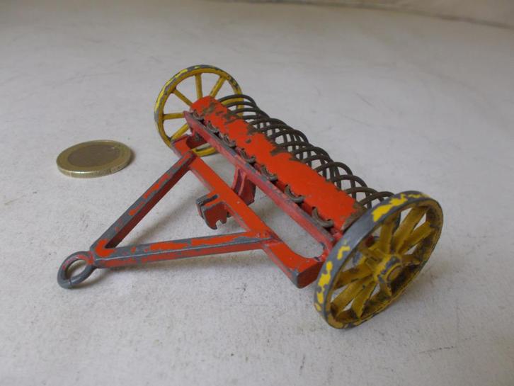 Dinky Toys 27K/324 (1955)  FARM HAY RAKE., Hobby en Vrije tijd, Modelauto's | 1:43, Gebruikt, Tractor of Landbouw, Dinky Toys
