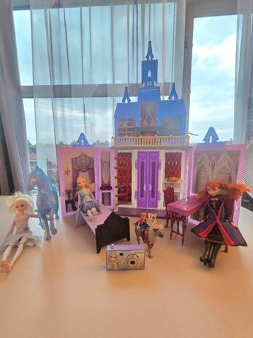 Frozen Arendelle Kasteel + Extra Poppen & Paard beschikbaar voor biedingen