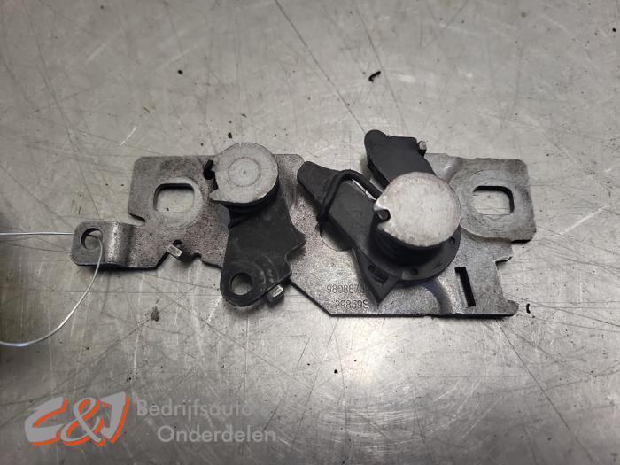 Slotmechaniek Motorkap van een Opel Vivaro, Auto-onderdelen, Carrosserie en Plaatwerk, Opel, Gebruikt, 3 maanden garantie, Ophalen of Verzenden