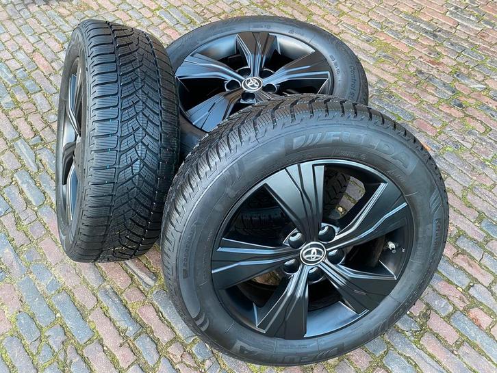 Demo set 17” Toyota Corolla Cross velgen + winterbanden 8mm, Auto-onderdelen, Banden en Velgen, Banden en Velgen, Winterbanden