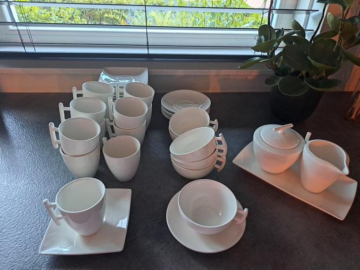 Yong Servies - Koffie & Thee Set, Huis en Inrichting, Keuken | Servies, Zo goed als nieuw, Kop(pen) en/of Schotel(s), Effen, Porselein