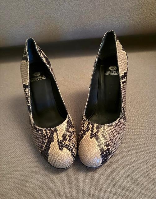 'Slangen'-leren Pumps Fred de la Bretonière (37,5), Kleding | Dames, Schoenen, Gedragen, Pumps, Beige, Verzenden