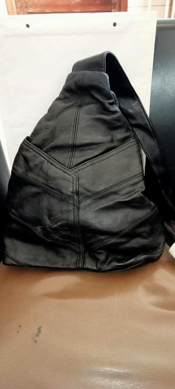 Zwarte leren rugtasje  beschikbaar voor biedingen