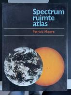 Patrick Moore: Spectrum ruimte atlas, Gelezen, Ophalen of Verzenden, Overige atlassen, Patrick Moore