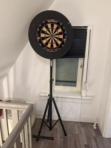 Dartbord op standaard beschikbaar voor biedingen