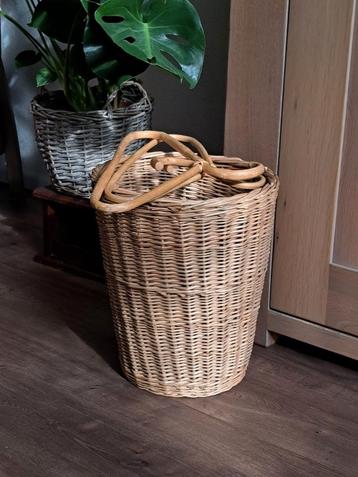 Rieten mand hoogte 38 cm,  2 bamboe kleerhangers  zie omschr beschikbaar voor biedingen