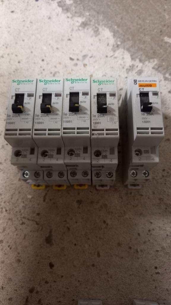 Schneider Electric 15981 Magneetschakelaar 2-polig, 25A –, Doe-het-zelf en Verbouw, Elektra en Kabels, Zo goed als nieuw, Overige typen