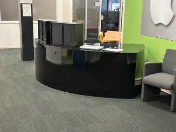 Stijlvolle Balie voor Receptie of Winkel beschikbaar voor biedingen