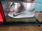 Frenkie de Jong Gesigneerde Voetbalschoen in Display, Verzamelen, Ophalen of Verzenden, Zo goed als nieuw, Buitenlandse clubs