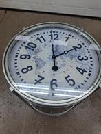 unieke bijzettafel met een klok er in, Minder dan 55 cm, Metaal of Aluminium, Rond, Zo goed als nieuw