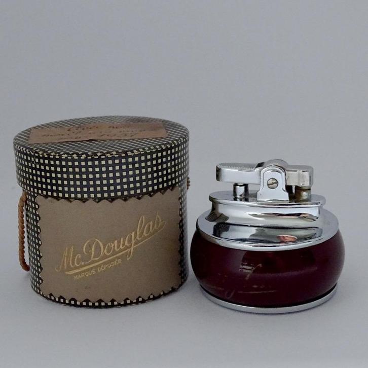 Bakeliet / Catalin MC Douglas Tafelaansteker in doos, Verzamelen, Rookartikelen, Aanstekers en Luciferdoosjes, Nieuw, Aansteker