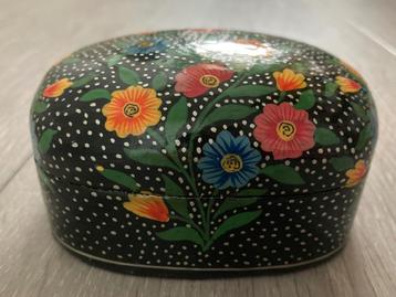 Houten doosje beschilderd met bloemen (9 cm lang) beschikbaar voor biedingen