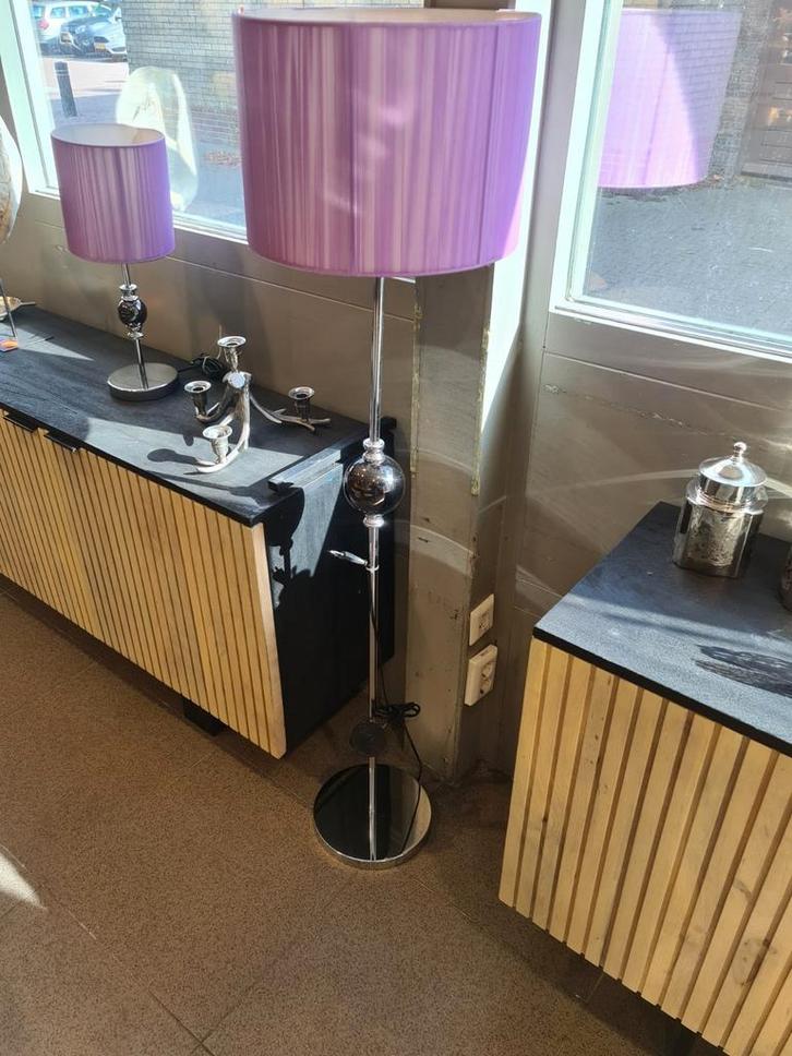 Eric Kusters stijl staande vloerlamp met paarse kap 143cm, Huis en Inrichting, Lampen | Vloerlampen, Nieuw, 100 tot 150 cm, Kunststof