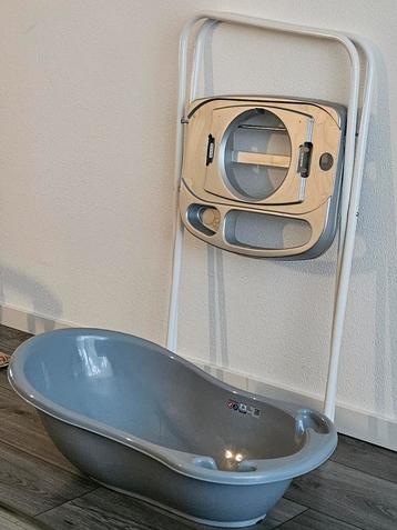 Babybad met standaard en thermometer beschikbaar voor biedingen