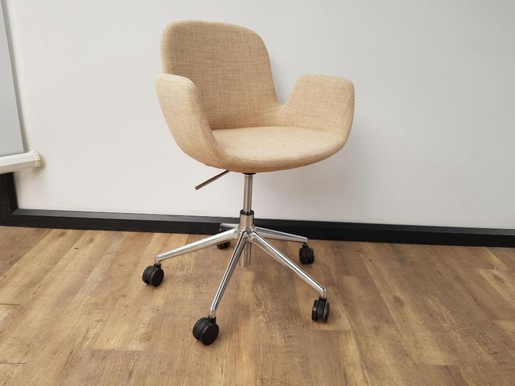 Design chair Daisy, Antiek en Kunst, Antiek | Meubels | Stoelen en Banken, Ophalen of Verzenden