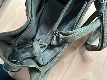 Nieuwe groene charm tas met hengsel beschikbaar voor biedingen