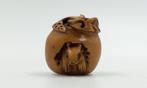 Kleine netsuke van muis in noot, Antiek en Kunst, Verzenden