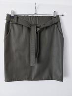 Zgan! Olijfgroen "Leren" Rokje. Maat M, Kleding | Dames, Maat 38/40 (M), Ophalen of Verzenden, Zo goed als nieuw, Boven de knie