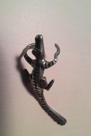 Mooie oude zilveren krokodil oorbel hanger beschikbaar voor biedingen