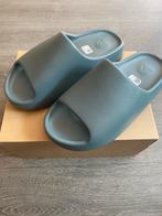 Adidas Yeezy Slide Slippers Nieuw in Maat 43, Kleding | Heren, Slippers, Nieuw, Ophalen of Verzenden, Adidas