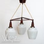 Vintage, Midcentury hanglamp, lamp, luster teakhout melkglas, Huis en Inrichting, Lampen | Hanglampen, Ophalen, Gebruikt, Glas