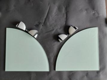 glazen hoekplankjes met bevestigingen beschikbaar voor biedingen