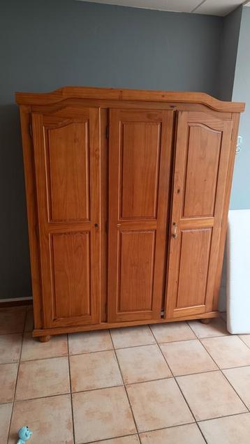 Houten 3 deurs (kleding)kast beschikbaar voor biedingen