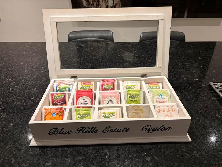 Riviera Maison Theedoos met glazen deksel en 15 vakken, Huis en Inrichting, Woonaccessoires | Tekstborden en Spreuken, Zo goed als nieuw