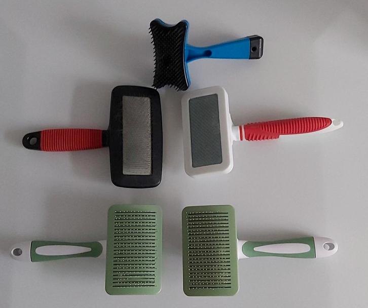 Dieren borstels / Slickers diverse soorten en maten, Dieren en Toebehoren, Honden-accessoires, Zo goed als nieuw, Verzenden