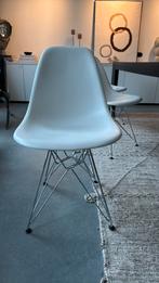 Vijf Vitra  Eames Stoelen met verchroomd onderstel, Ophalen, Kunststof, Wit, Zo goed als nieuw