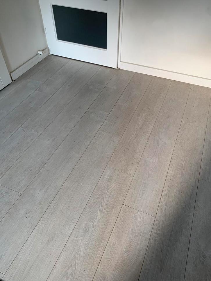 Lichtgrijs laminaat, Huis en Inrichting, Stoffering | Vloerbedekking, Gebruikt, Laminaat, 25 tot 50 m², Ophalen