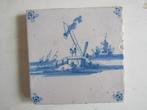 een antieke tegel met twee vissers op een bruggetje, Ophalen of Verzenden