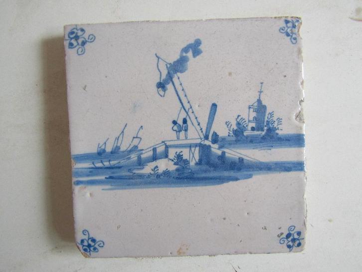 een antieke tegel met twee vissers op een bruggetje, Antiek en Kunst, Antiek | Wandborden en Tegels, Ophalen of Verzenden
