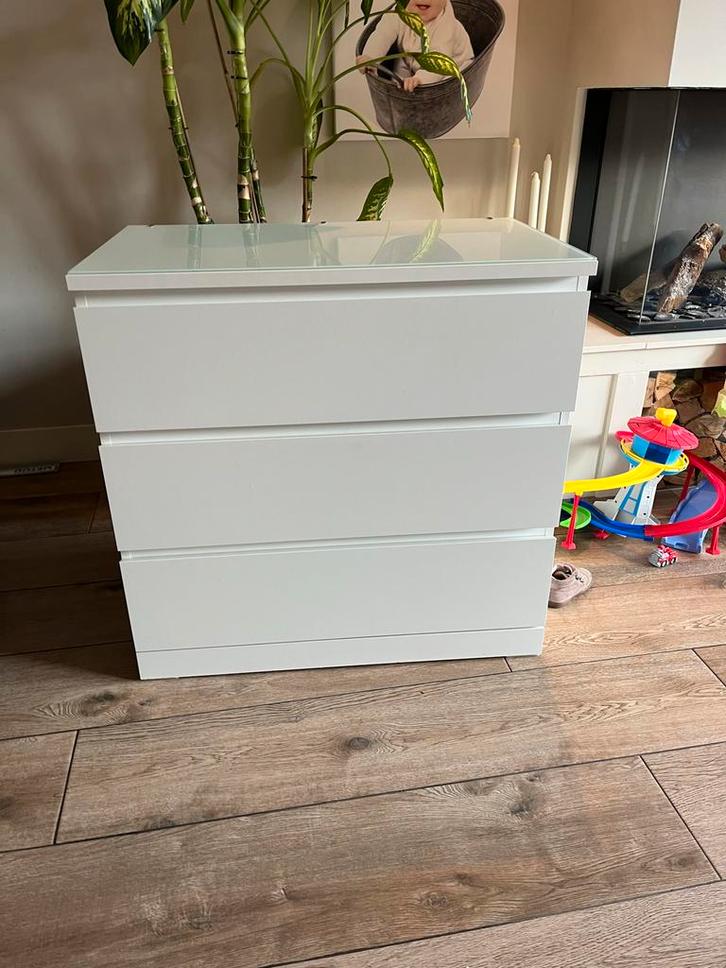 IKEA Malm ladekast met glasplaat, Huis en Inrichting, Kasten | Kledingkasten, Zo goed als nieuw, Minder dan 100 cm, 50 tot 100 cm