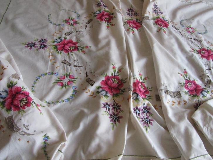 Groot geborduurd tafelkleed met rozen & servetten 260/165, Antiek en Kunst, Antiek | Kleden en Textiel, Verzenden