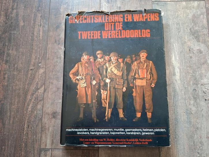 Gevechtskleding en wapens uit de 2e wereldoorlog., Verzamelen, Militaria | Tweede Wereldoorlog, Boek of Tijdschrift, Nederland